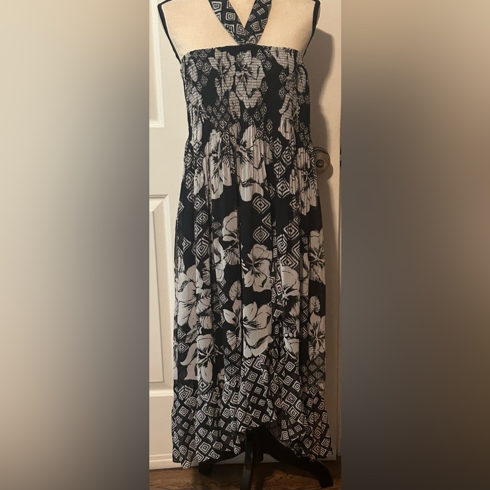 Beautiful black and white dress that you can wear multiple ways? WHBM, S